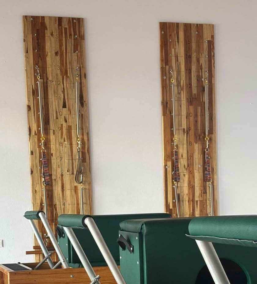 Paredes de tensión de madera de teca, con resortes y numeración clásica